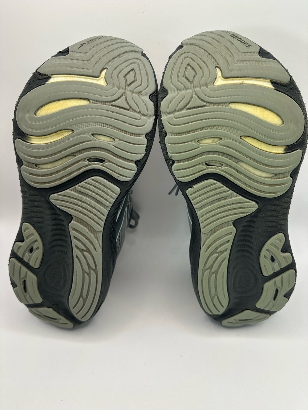 Brooks Glycerin 22 Grey Men's Running Sneakers with Black Sole - Picture 7 of 8